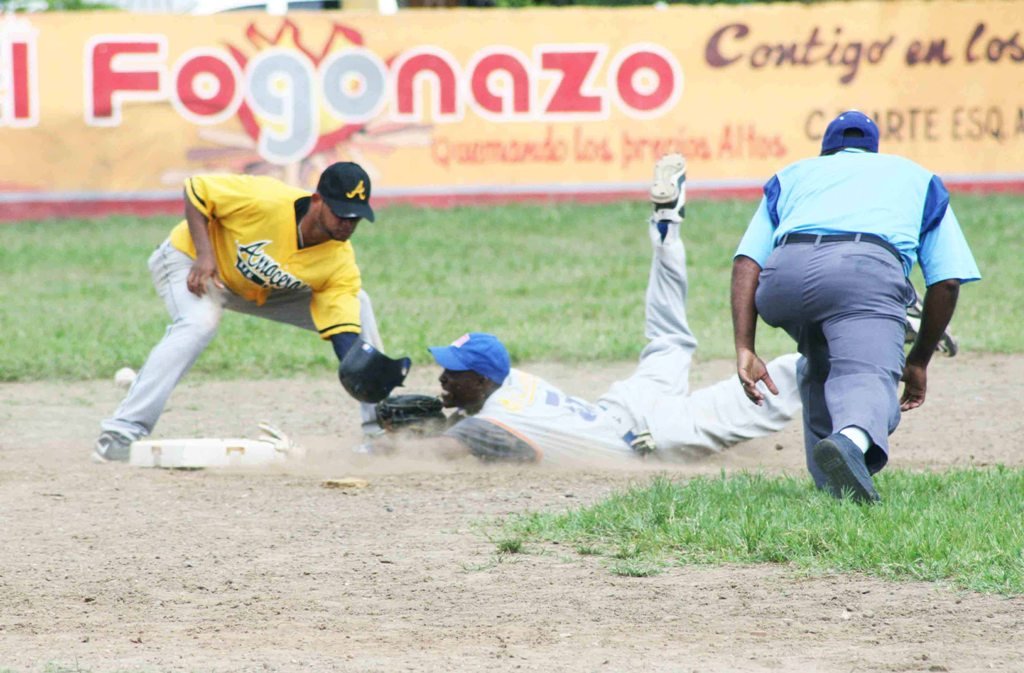 Braily Bryan de los Mineros de Bonao llega quieto en segunda 